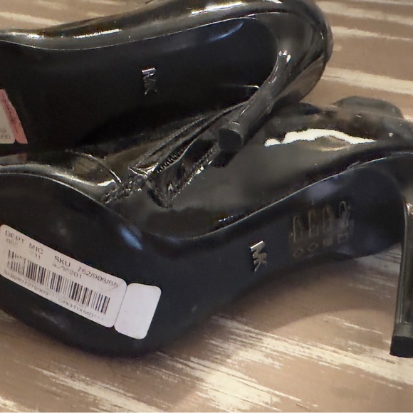 Nib Michael Kors size 6 1/2 bootie with zipper - Picture 4 of 5